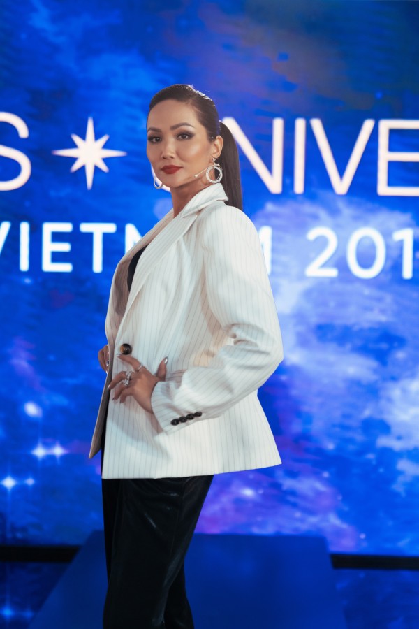 Hoa hậu H'Hen Niê góp ý và thị phạm catwalk cho các thí sinh.