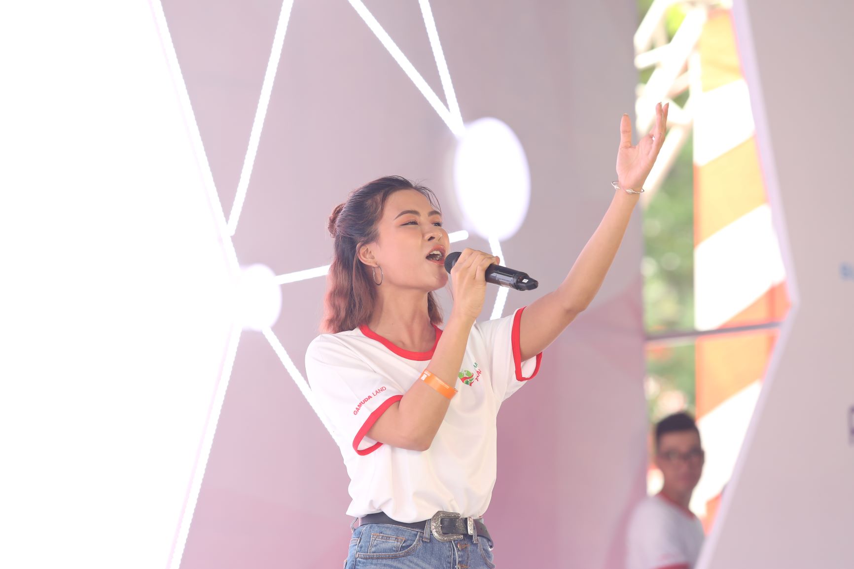 Đại sứ chương trình Hà Nhi Idol trình diễn ca khúc chủ đề chính thức 'Chạy Vì Trái Tim', một sáng tác của nhạc sĩ Dương Khắc Linh