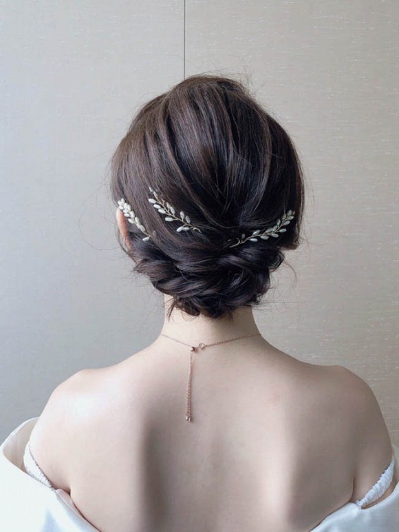 Đơn giản và yêu kiều là những gì mẫu tóc này đem lại cho cô dâu. Chỉ cần tết tóc hai bên và khéo léo ghim sau gáy kết hợp phụ kiện đơn giản.