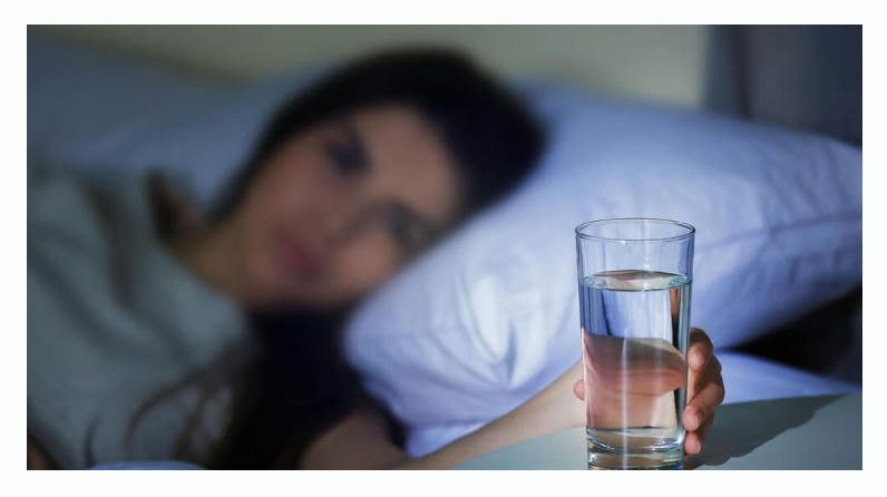 Uống nước trước khi đi ngủ có tốt không?