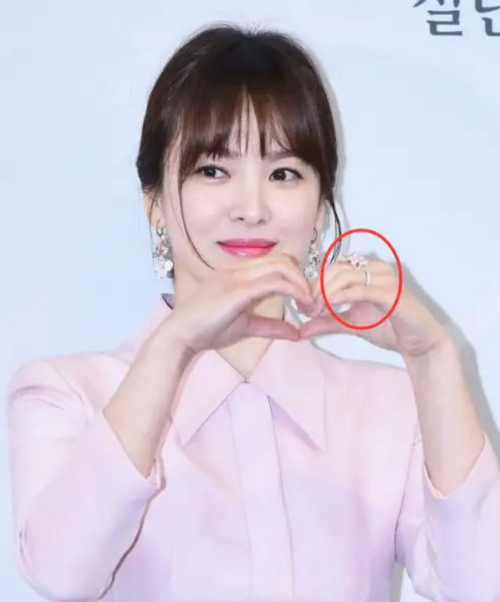 Không biết Song Hye Kyo muốn truyền tải thông điệp gì từ việc đeo nhẫn trên ngón giữa của tay trái?