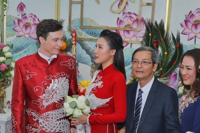Nữ diễn viên xúc động nhận hoa cưới từ chú rể. Cả hai làm bạn gần một năm trước khi hẹn hò. Họ cùng nhau vượt qua khoảng cách địa lý khi yêu xa. Mỗi tháng, Hoàng Oanh và Jack gặp nhau một, hai lần ở Việt Nam hoặc Singapore, nơi anh đang làm việc.
