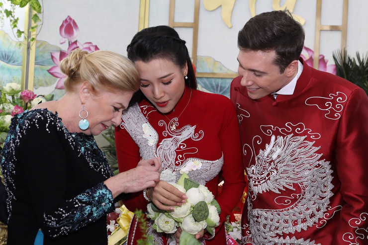 Mẹ chồng tặng trang sức cho con dâu. Gia đình anh Cole thích thú khi trải nghiệm lễ cưới theo phong tục truyền thống của người Việt.