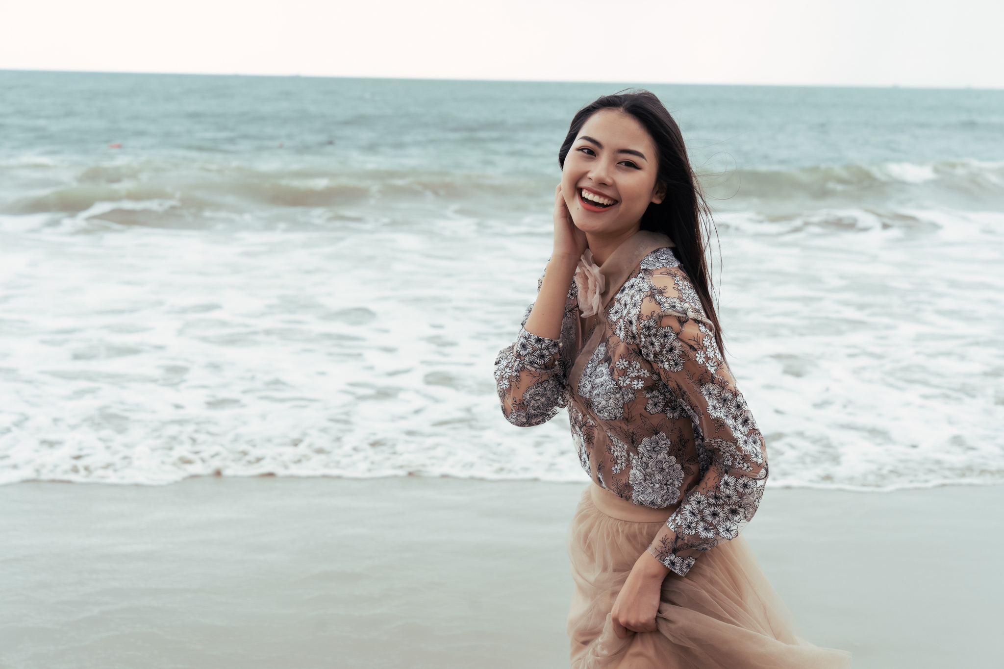 Top 45 thí sinh HHHV Việt Nam 2019 hóa nàng thơ tại bãi biển Nhũ Tiên6
