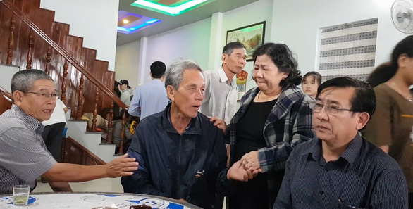 Người thân và đồng nghiệp cô Nguyễn Thị Bảo Linh chia buồn với cha của cô (thứ 2 từ trái sang) - Ảnh: DUY THANH