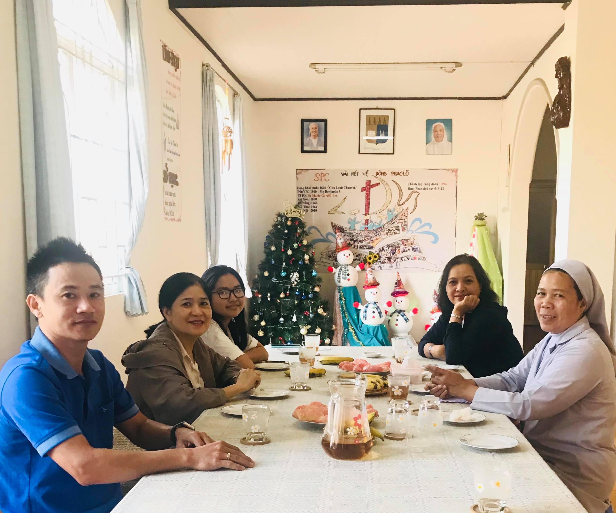 Đại diên công đoàn Chi cục Hải quan quản lý hàng đầu tư TPHCM thăm và tặng quà tu viện Thánh Phaolo Phú sơn, Lâm Hà cùng BTC Garage sales Share and Care.