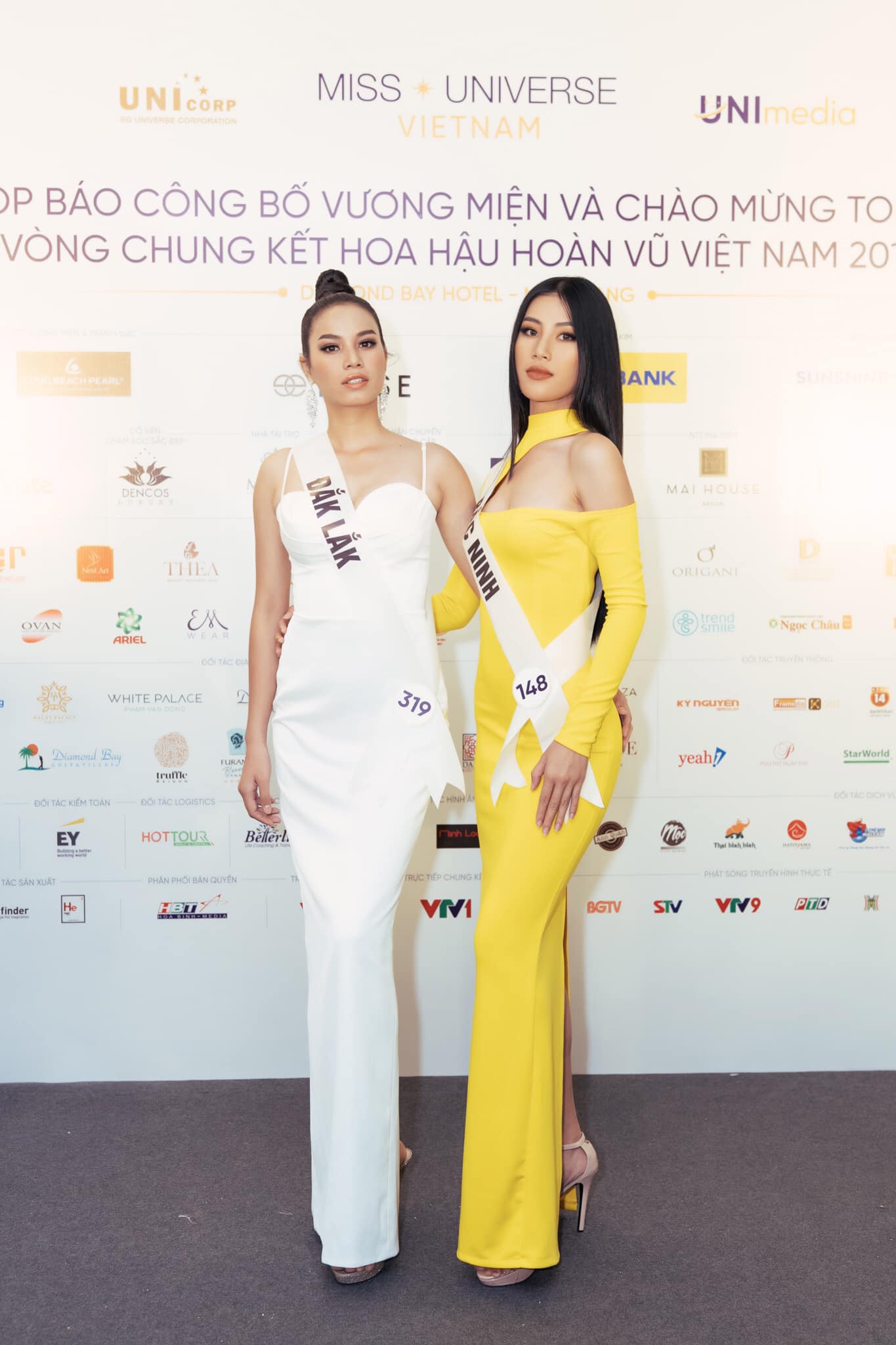 Các thí sinh Hoa hậu Hoàn vũ Việt Nam 2019 vui vẻ chụp hình bên nhau