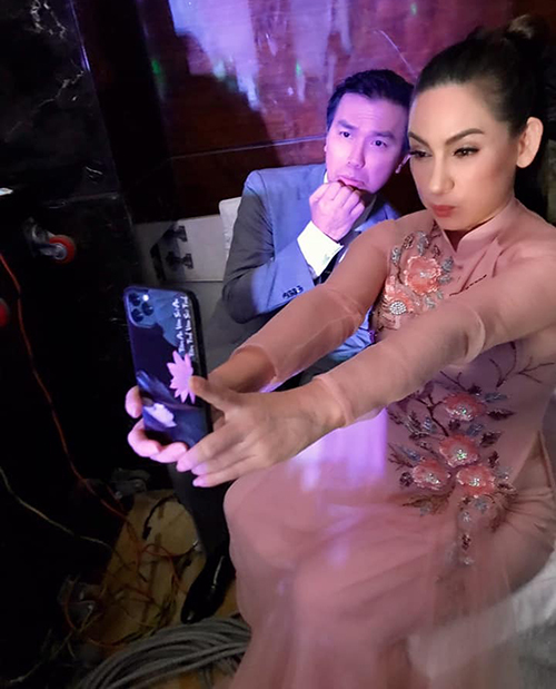 Phi Nhung - Mạnh Quỳnh làm mặt xấu khi selfie.