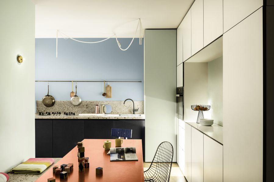 Không gian nhà bếp được tô điểm bởi bảng màu Năng Động trở nên ấm cúng và đầy cảm hứng
