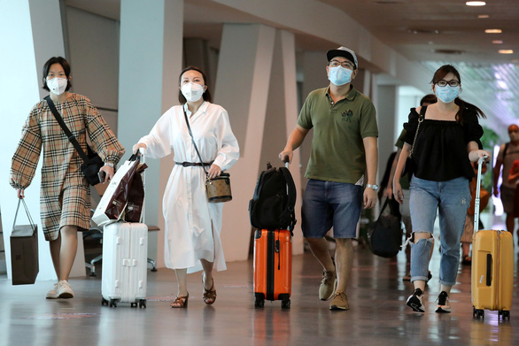 Hành khách tại sân bay quốc tế Kuala Lumpua, Malaysia - Ảnh: REUTERS