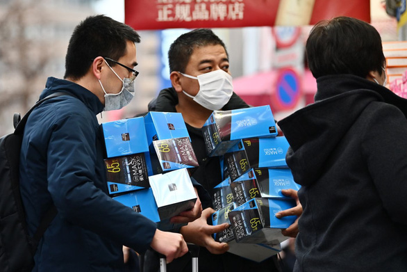 Khách gom hàng khẩu trang ở Tokyo, Nhật Bản - Ảnh: AFP