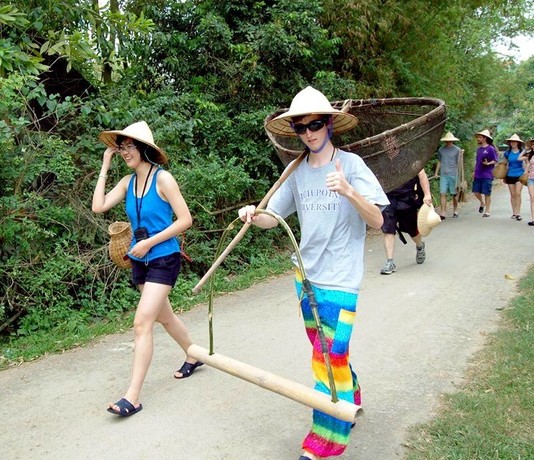 Khách Tây đến Ninh Bình “mê” làm… nông dân