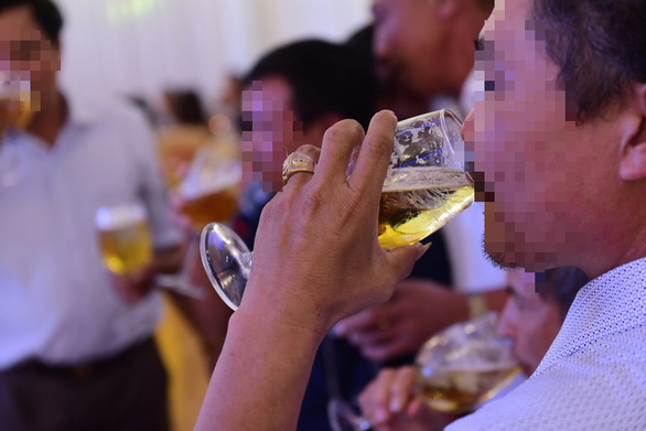 Thực khách uống bia trong tiệc cưới ở thành phố Biên Hòa, tỉnh Đồng Nai - Ảnh: QUANG ĐỊNH