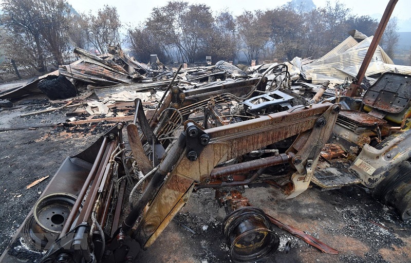 Nhà cửa và phương tiện bị tàn phá sau cháy rừng tại bang New South Wales, Australia ngày 6/1/2020.