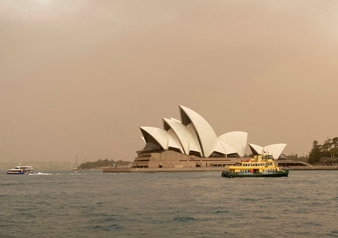 Nhà hát Opera Sydney - biểu tượng của Australia - trên nền trời xám xịt vì bụi cháy rừng.