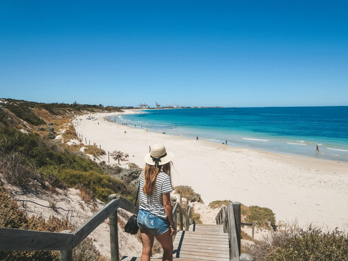 Bờ biển Cottesloe ở Perth được xem là một lựa chọn thay thế thích hợp lúc này. Ảnh: Jana Meerman