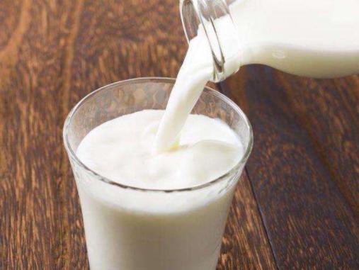 Sữa uống trực tiếp sẽ tốt hơn, tuy nhiên với những người dạ dày yếu, đầy hơn, tiêu chảy vẫn có thể hâm nóng sữa lên để uống