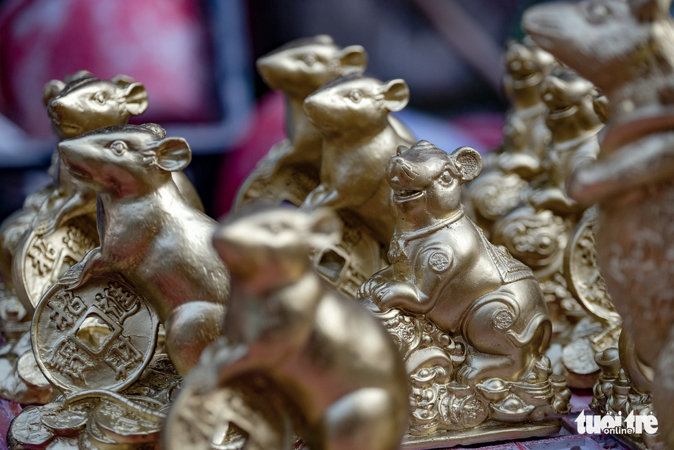 Những chú chuột "vàng" này được nhiều người mua về chơi trong dịp Tết Nguyên đán năm nay - Ảnh: NAM TRẦN