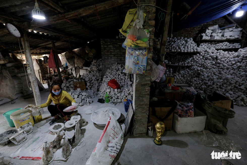 Nhiều xưởng gốm sứ tại Bát Tràng từ tháng 9-2019 đã bắt đầu sản xuất những mẫu chuột vàng để phục vụ Tết Nguyên đán 2020 - Ảnh: NAM TRẦN
