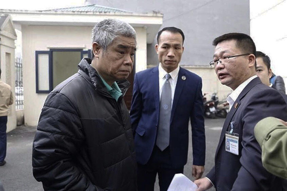 Bị cáo Doãn Quý Phiến (trái) đến tòa - Ảnh: DANH TRỌNG