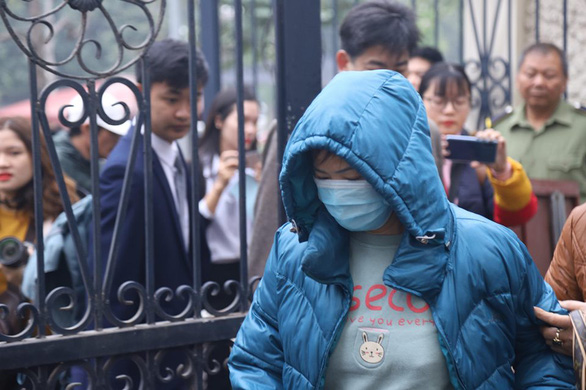 Bị cáo Nguyễn Bích Quy bịt khẩu trang khi vào tòa - Ảnh: DANH TRỌNG