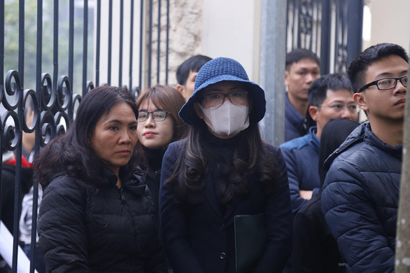 Bị cáo Nguyễn Thị Thủy (đội mũ, bịt khẩu trang) đến tòa - Ảnh: DANH TRỌNG