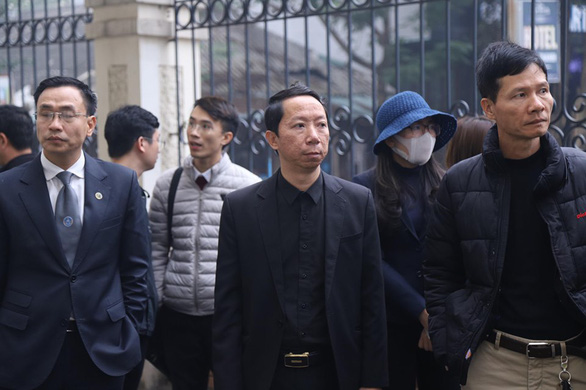 Bố của nạn nhân (giữa) đến tham dự phiên tòa - Ảnh: DANH TRỌNG