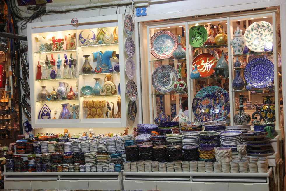 Những mặt hàng thủ công mỹ nghệ được bày bán ở Istanbul Grand Bazaar - Ảnh: HỒNG NGỌC