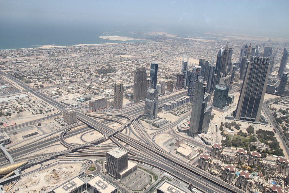 Dubai nhìn từ tháp Burj Khalifa - Ảnh: HỒNG NGỌC