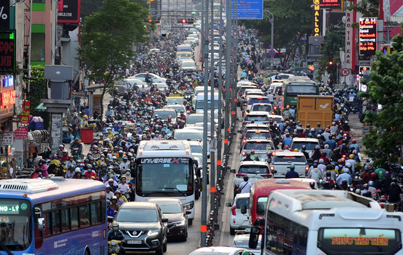 Ùn xe kéo dài trên đường Hoàng Văn Thụ, quận Tân Bình, TP.HCM chiều 14-01 - Ảnh: QUANG ĐỊNH