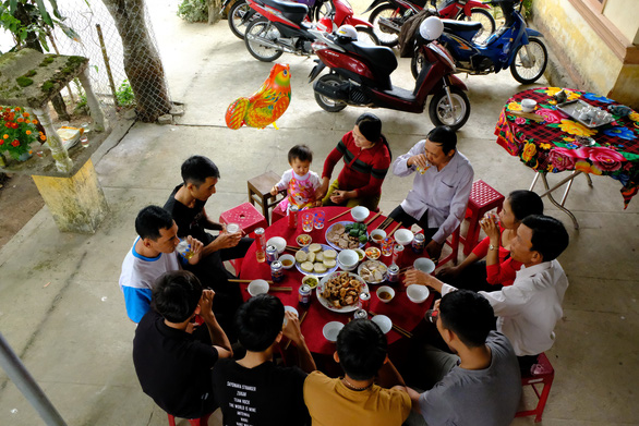 Bữa cơm ngày tết với đầy đủ họ hàng, người thân và Kỳ Tích là nhân vật được quan tâm nhất của người thân, xóm giềng
