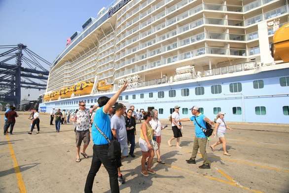 Du thuyền 5 sao hiện đại nhất thế giới Quantum of the Seas mang theo hơn 6.700 du khách và thuyền viên đã cập cảng Phú Mỹ (TP.HCM) - Ảnh: H.A