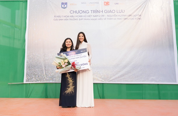 A hau Kim Duyen ve tham truong THPT Phan Ngoc Hien (42)