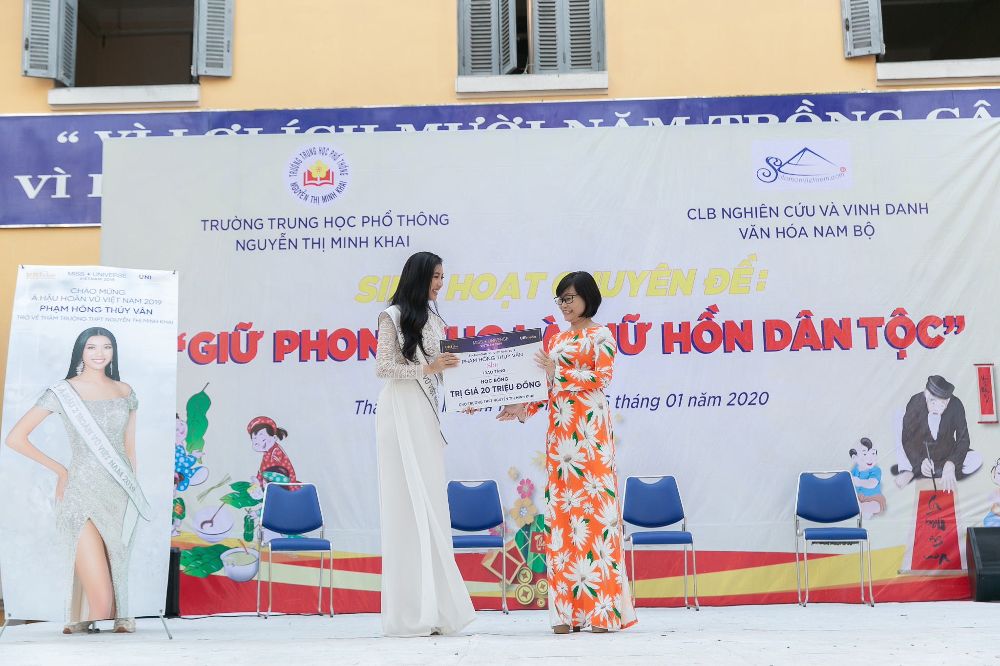 A hau Thuy Van_Hoat dong ve truong_Hoa hau Hoan vu Viet Nam 2019 (19)