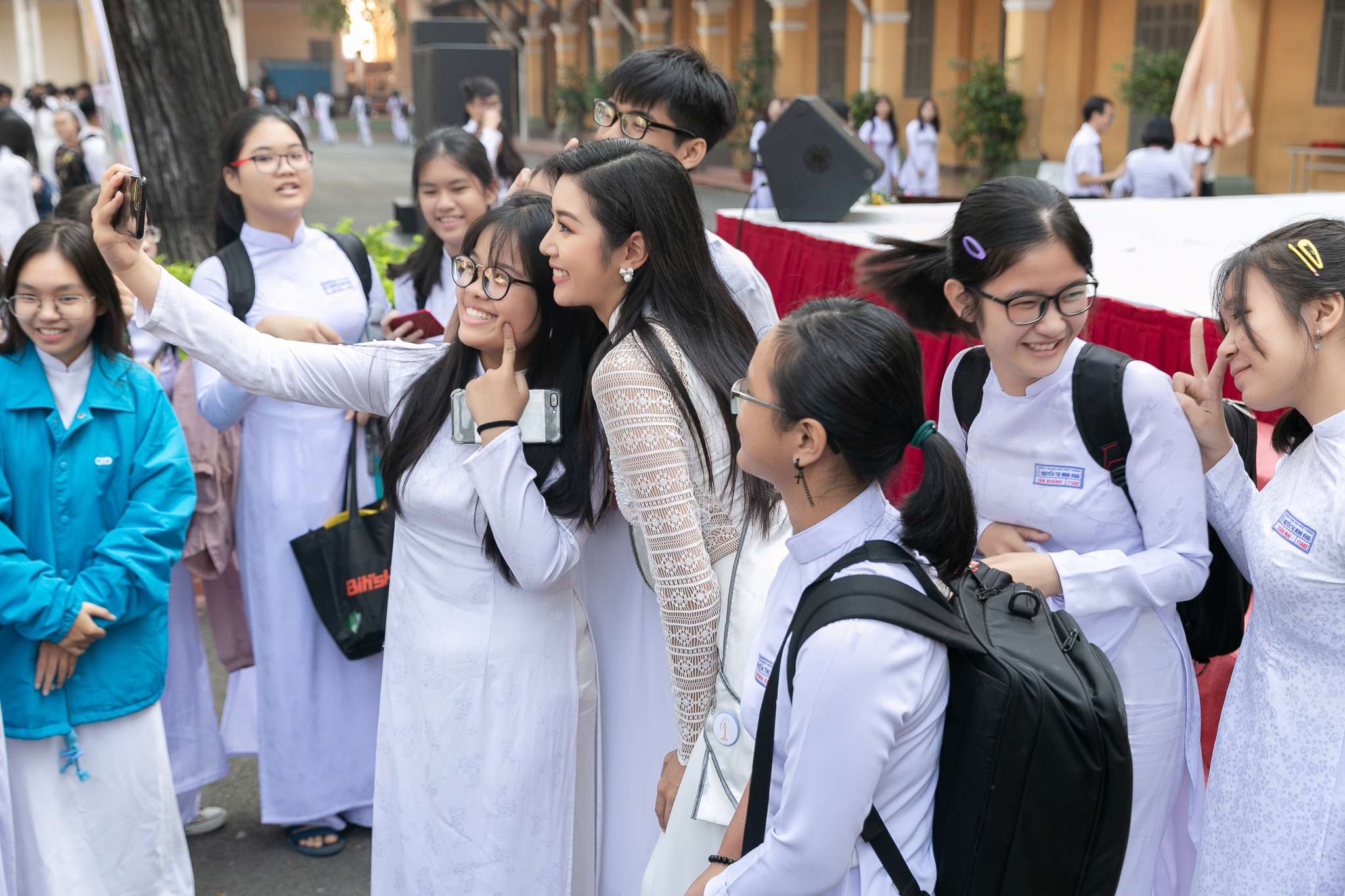 A hau Thuy Van_Hoat dong ve truong_Hoa hau Hoan vu Viet Nam 2019 (23)