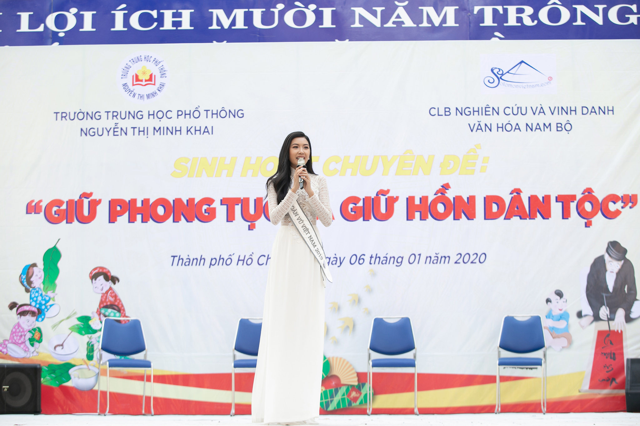 A hau Thuy Van_Hoat dong ve truong_Hoa hau Hoan vu Viet Nam 2019 (8)