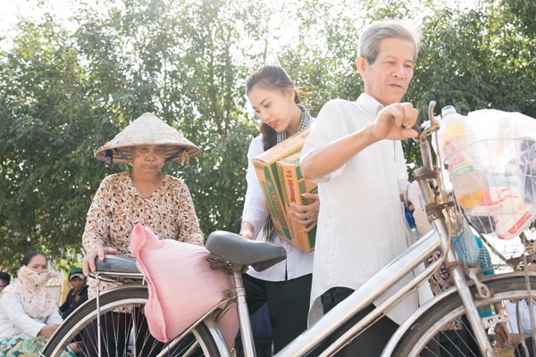 Hoat dong trao qua tai xa Dinh Mon huyen Thoi Lai_A hau Kim Duyen_Hoa hau Hoan vu Viet Nam 2019 (1)