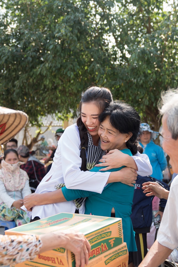 Hoat dong trao qua tai xa Dinh Mon huyen Thoi Lai_A hau Kim Duyen_Hoa hau Hoan vu Viet Nam 2019 (3)