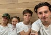 “Cậu cả” Brooklyn Beckham xăm tên các em lên ngón tay