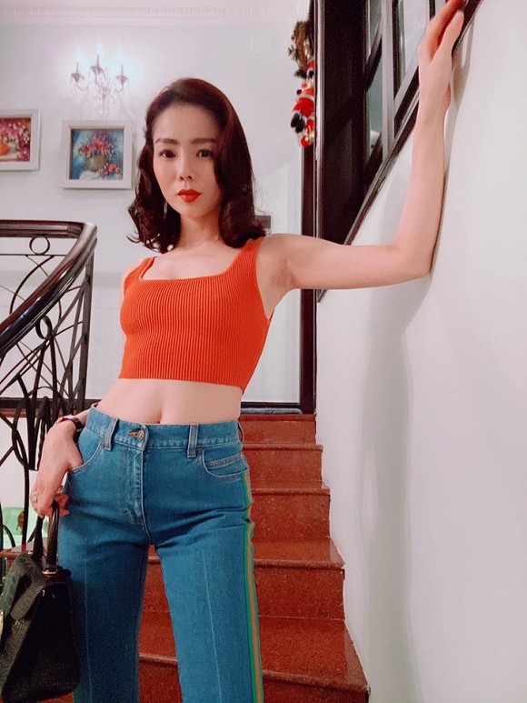 le-quyen-dien-ao-crop-top-khoe-vong-eo-con-kien-1-