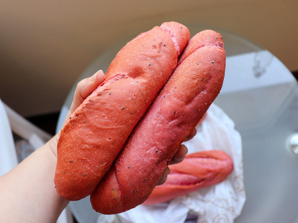 Kate Taylor cho rằng những ổ bánh mì với màu sắc hồng rực như thế này cực kỳ phù hợp để "sống ảo" - Ảnh: BUSINESS INSIDER