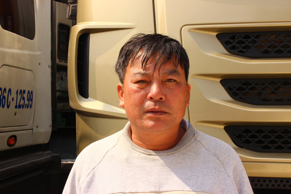 Ông Nguyễn Văn Tuấn, một chủ xe đang nằm chờ tại cửa khẩu Tân Thanh - Ảnh: B.NGỌC