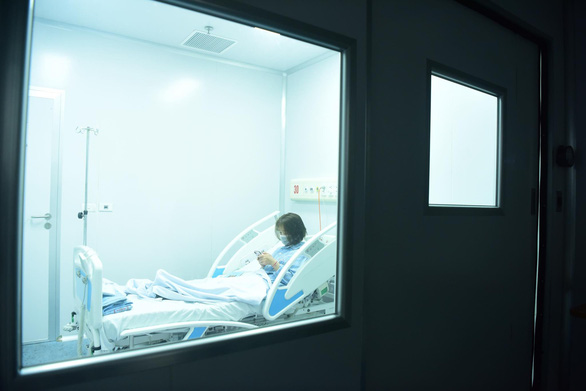 Trong khu cách ly của Bệnh viện Bệnh nhiệt đới trung ương, nơi bệnh nhân và 3 đồng nghiệp khác đang được chữa bệnh - Ảnh: NGUYỄN KHÁNH