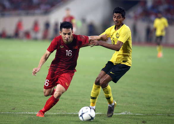 Hùng Dũng (trái) và đội tuyển Việt Nam hứa hẹn sẽ có trận lượt về khó khăn tại Malaysia - Ảnh: N.K.