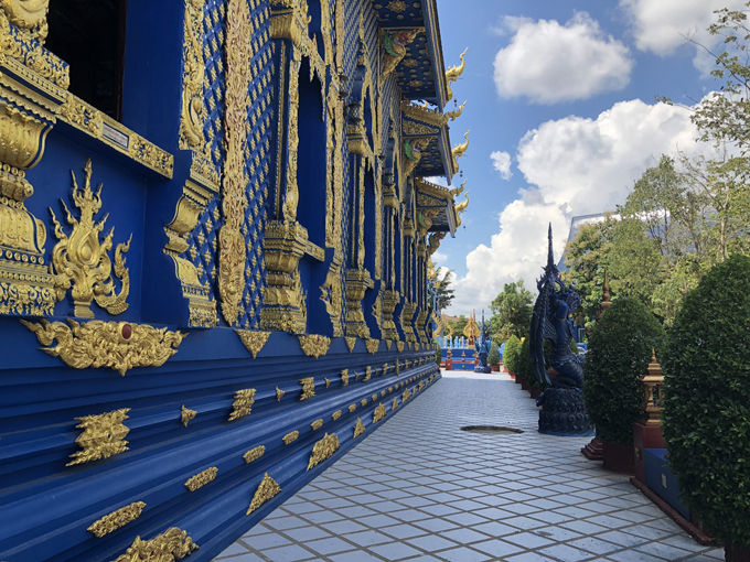 12.Ngôi chùa 'hổ nhảy' nhuộm màu xanh ở Thái Lan10