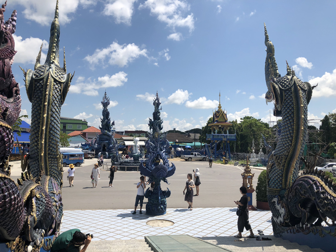 12.Ngôi chùa 'hổ nhảy' nhuộm màu xanh ở Thái Lan11
