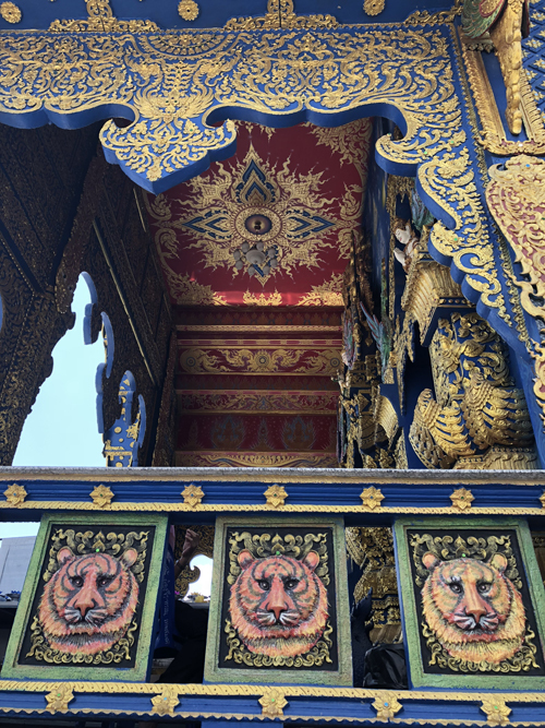 12.Ngôi chùa 'hổ nhảy' nhuộm màu xanh ở Thái Lan3