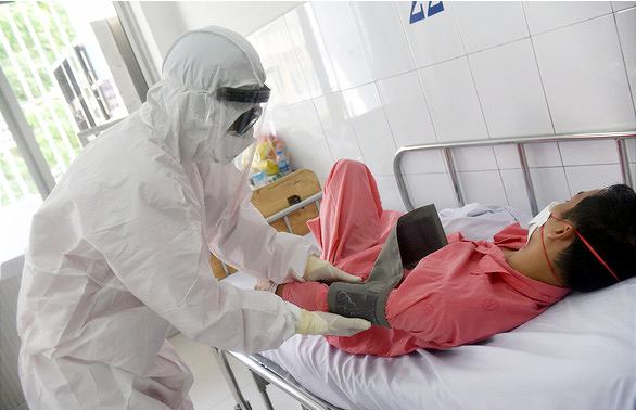 Bác sĩ khám cho bệnh nhân nhiễm virus corona đầu tiên ở Việt Nam (nay đã khỏi bệnh) - Ảnh: D.PHAN