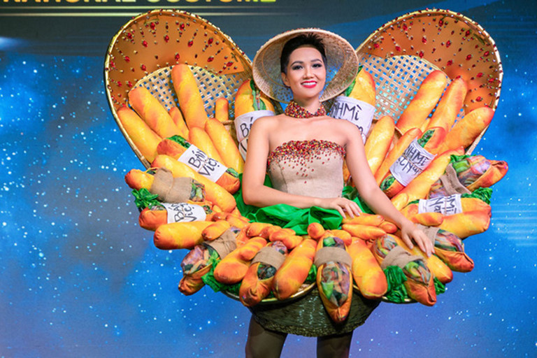 "Hoa hậu quốc dân" H'Hen Niê thể hiện tình yêu bánh mì bằng cách chia sẻ lại hình ảnh mặc trang phục dân tộc Bánh mì đã dự Miss Universe 2018.