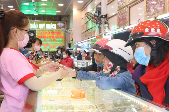 Người dân mua vàng vía Thần tài sáng 2-2 tại chợ Bà Chiểu, Q.Bình Thạnh, TP.HCM - Ảnh: KHÁNH TRẦN